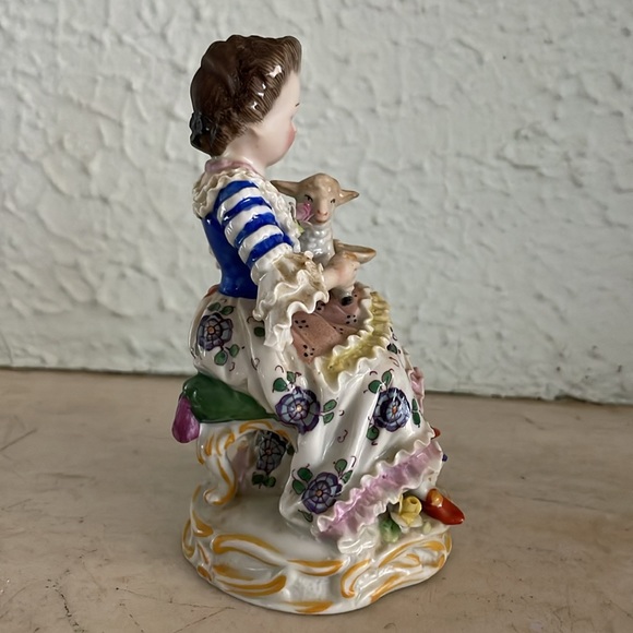 Vintage Sitzendorf porcelain figurine of woman with lamb - Picture 5 of 7